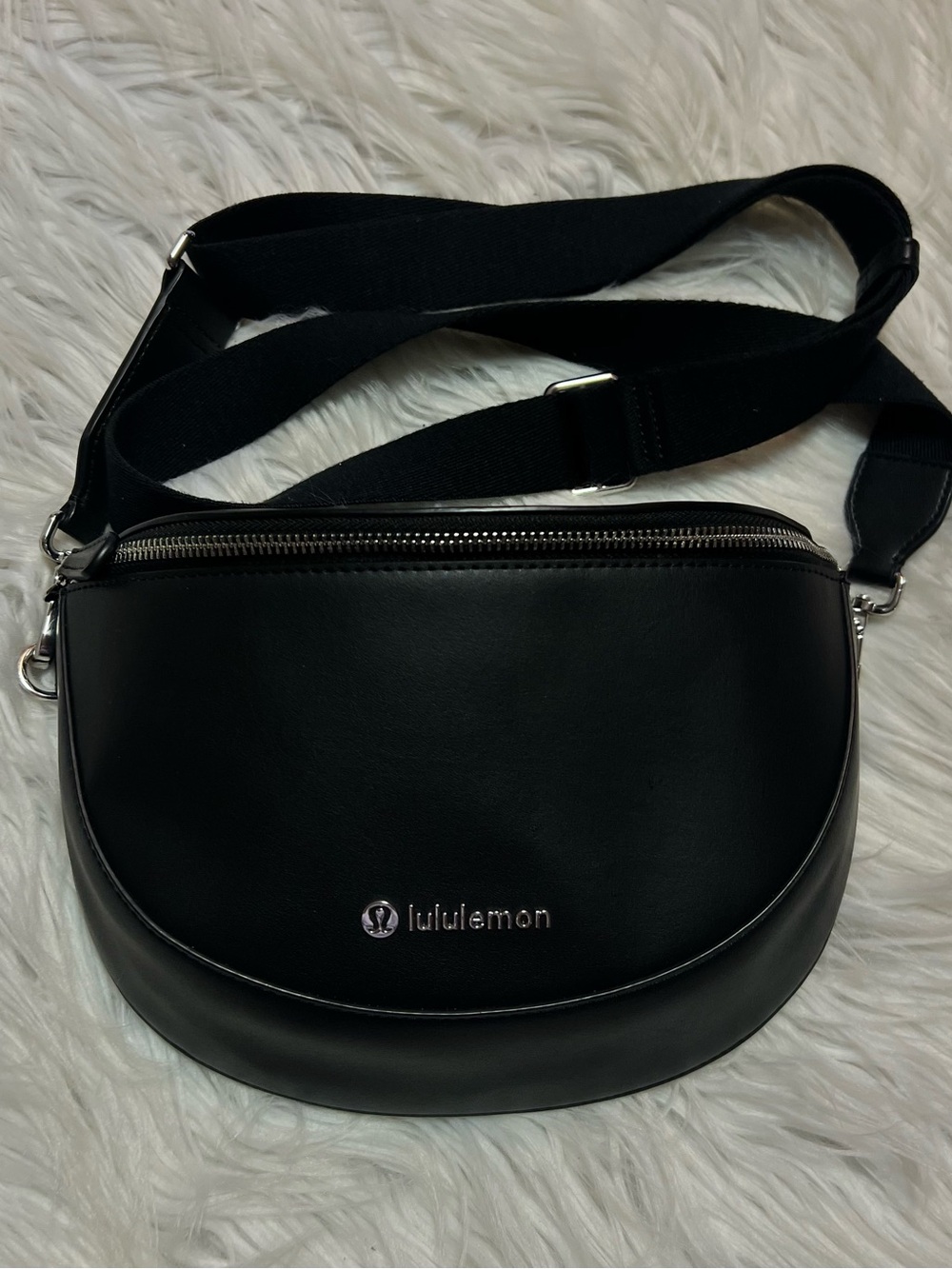 lululemon saddle bag 2L cactus leather black athletica Black Crossbody Sling Bag